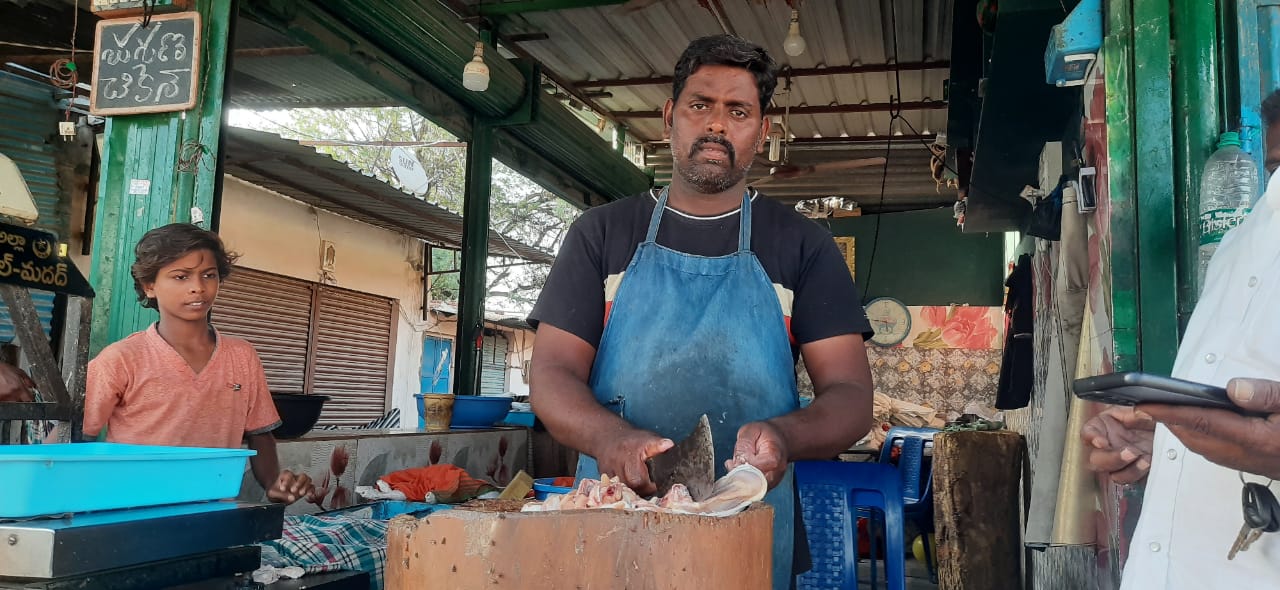 చికెను కొడుతున్న వ్యాపారి