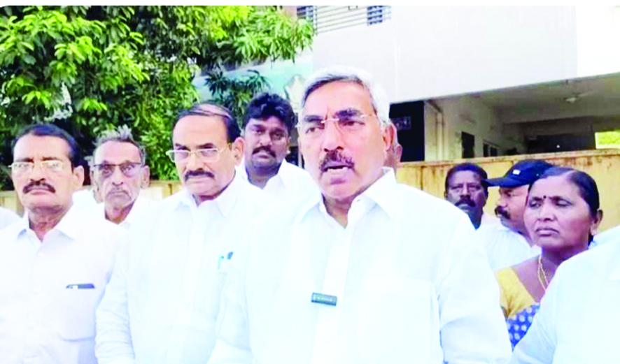 నిందితులపై హత్యాయత్నం కేసు నమోదు చేయండి