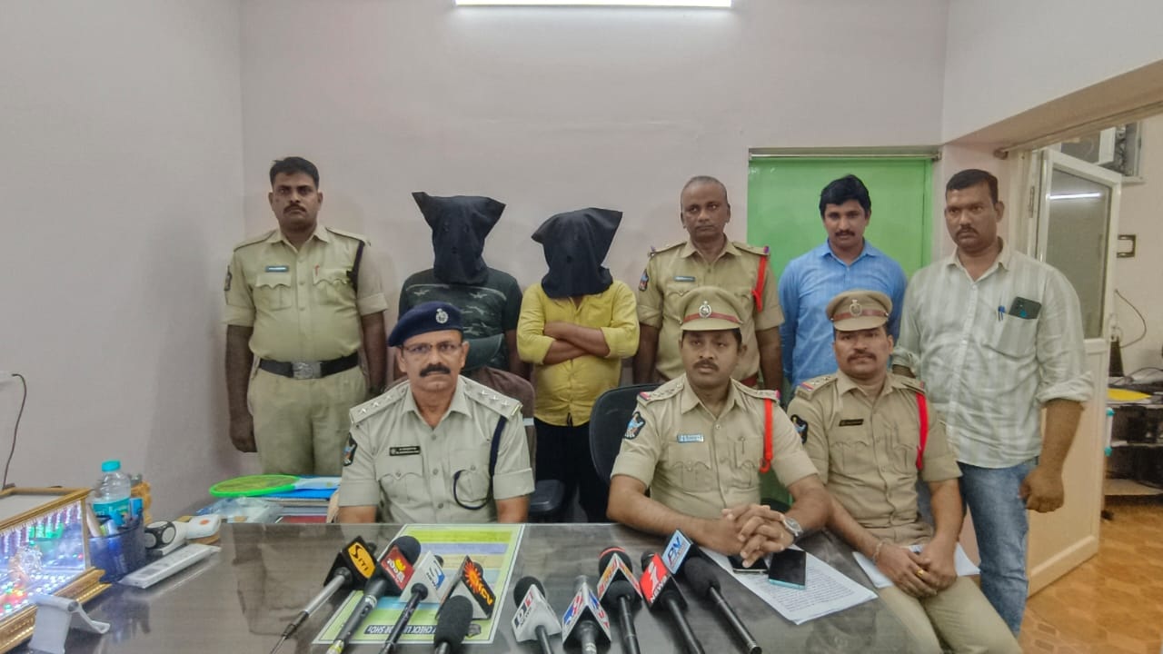 గంజాయి విక్రయిస్తున్న ఇద్దరు అరెస్టు