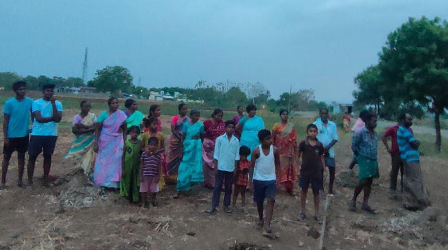 మద్యం దుకాణాన్నిఅడ్డుకున్న మహిళలు