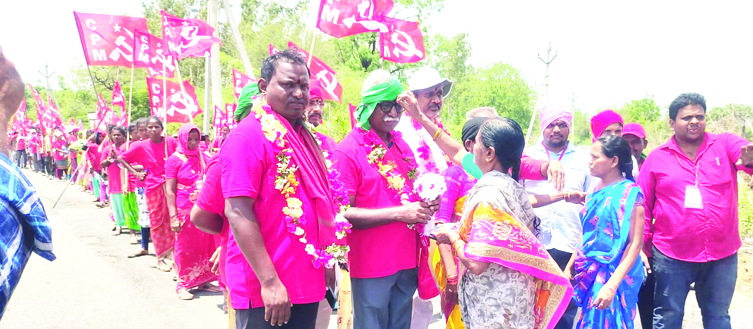 సమస్యలు వింటూ.. కర్తవ్యం నిర్దేశిస్తూ...!