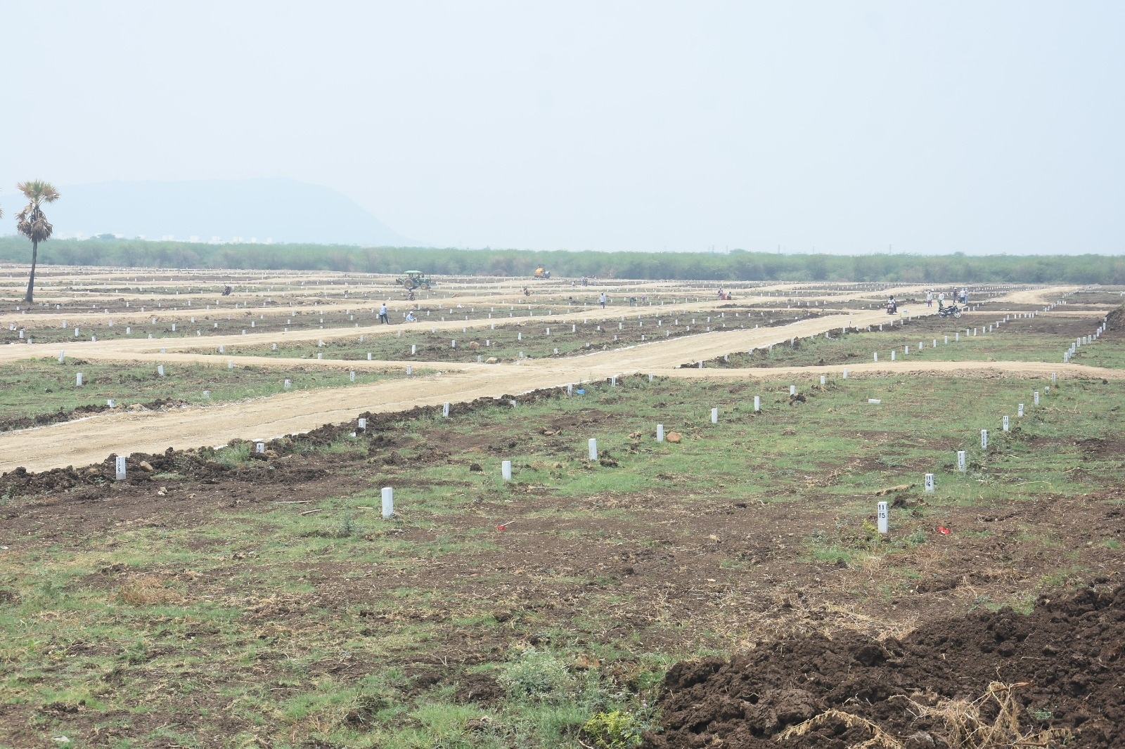 మందకొడిగా పట్టాల పంపిణీ