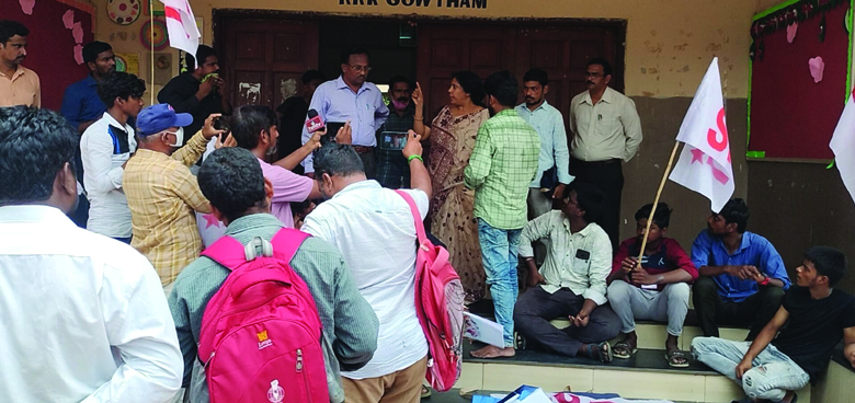 కెకెఆర్‌ గౌతమ్‌లో ప్రభుత్వ నిబంధనలు భేఖాతర్‌