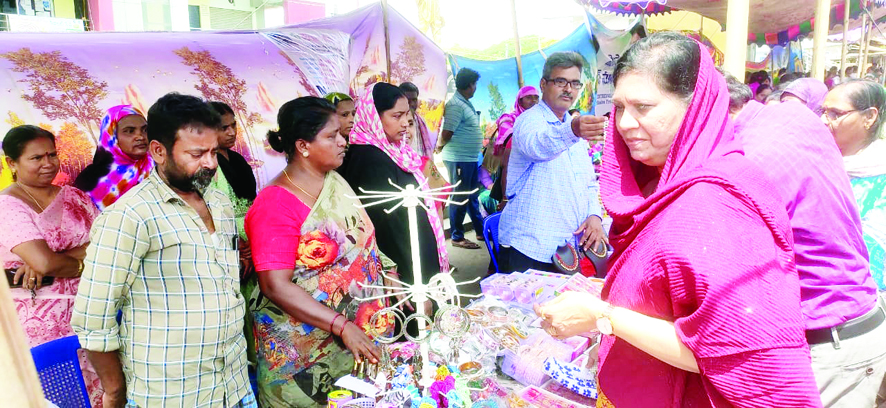 అర్బన్‌ మార్కెట్‌ను పరిశీలిస్తున్న చైర్‌పర్సన్‌ ఖలేదా నశీం