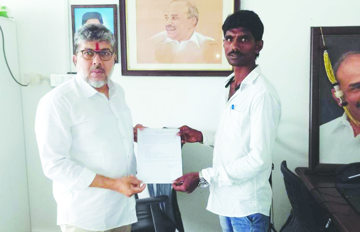 సమస్యలు పరిష్కరించాలని వ్యకాస వినతి