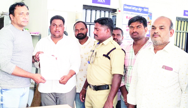 ఫ్లెక్సీలు తొలగించాలని వినతి