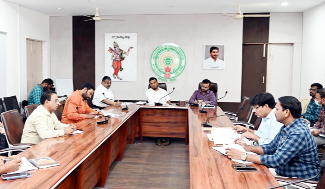 సమావేశంలో మాట్లాడుతున్న కలెక్టర్‌ గిరీష
