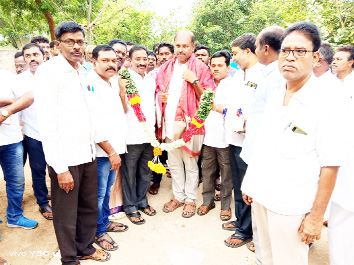 ఎమ్మెల్యేను సన్మానిస్తున్న ఎంఇఒలు