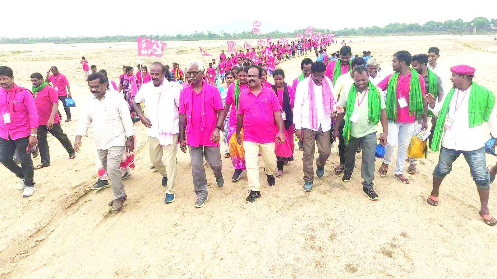 తిలకం దిద్దుతూ.. హారతులిస్తూ..!