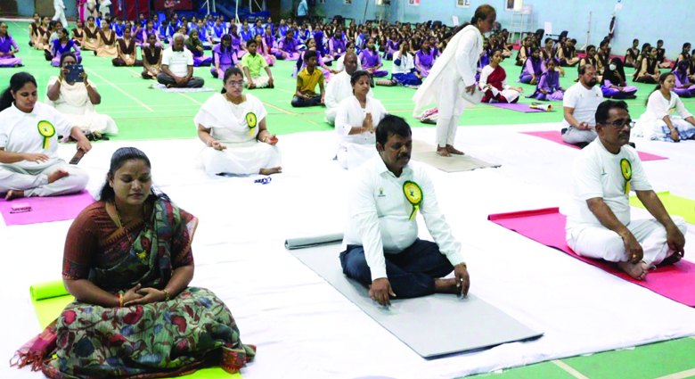 యోగా సాధనతో సంపూర్ణ జీవనం సాధ్యం
