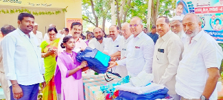 విద్యార్థులకు జెవికె కిట్లు పంపిణీ చేస్తున్న ఎమ్మెల్యే రామచంద్రారెడ్డి