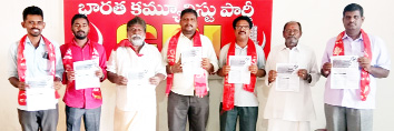 కరపత్రాలు విడుదల చేస్తున్న వామపక్ష నాయకులు