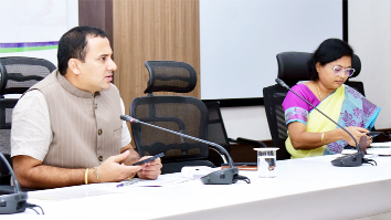 సేవా దక్పథంతో పని చేయాలి : కలెక్టర్‌ 