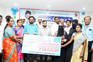 చెక్కు అందజేస్తున్న జాయింట్‌ కలెక్టర్‌ ఫర్మాన్‌ అహ్మద్‌ఖాన్‌