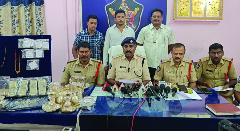 రూ.13.80 లక్షల సొత్తు స్వాధీనం