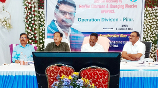 సమావేశంలో మాట్లాడుతున్న సిఎండి సంతోషరావు