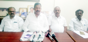 విలేకర్ల సమావేశంలో మాట్లాడుతున్న హరిప్రసాద్‌