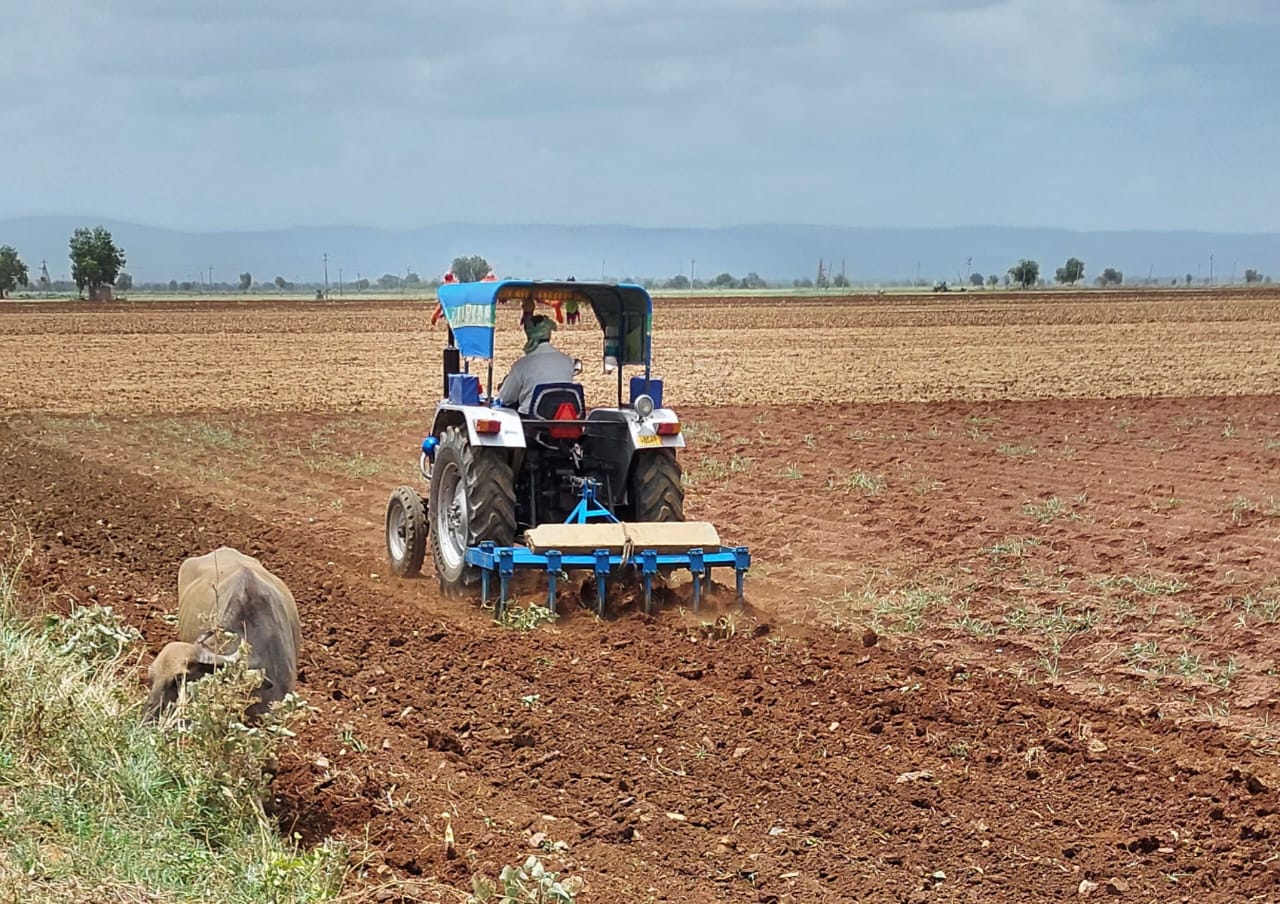  వేసవి దుక్కుల్లో నిమగ్నమైన రైతు