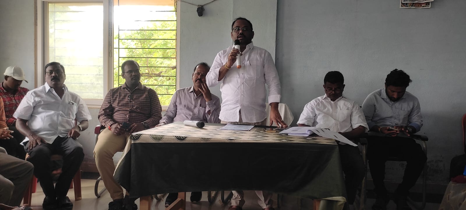 సమావేశంలో మాట్లాడుతున్న ఎంపిపి