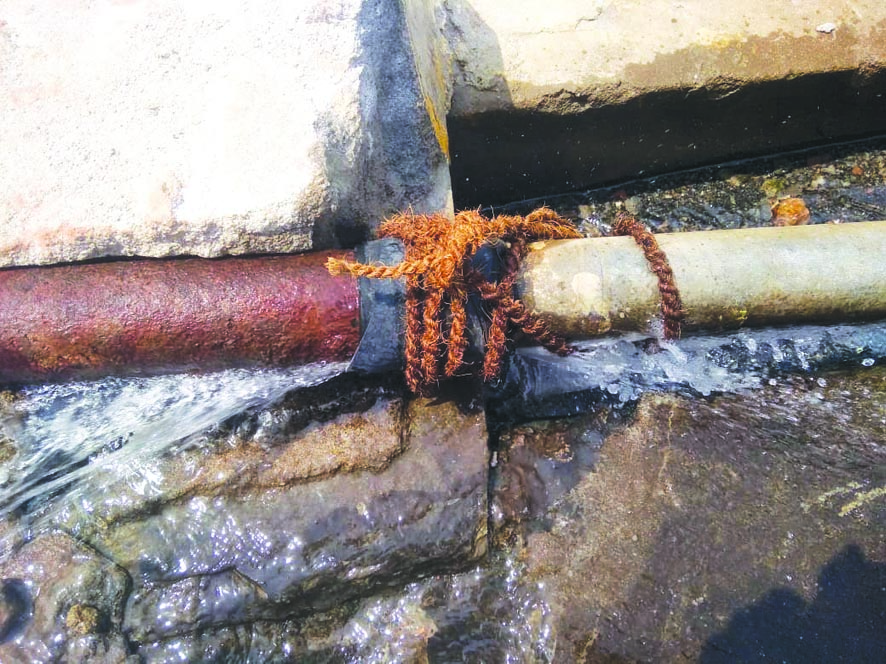  తాగునీరు.. డ్రెయినేజీలోకి!