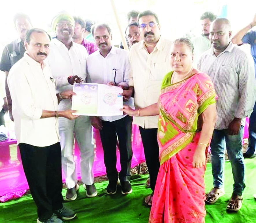 యర్రబాలెం లే అవుట్‌లో ఇళ్ల పట్టాల పంపిణీ