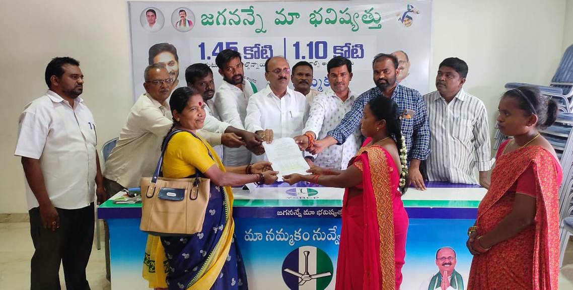 నియామక పత్రాలను అందిస్తున్న ఎమ్మెల్యే మేడా మల్లికార్జునరెడ్డి