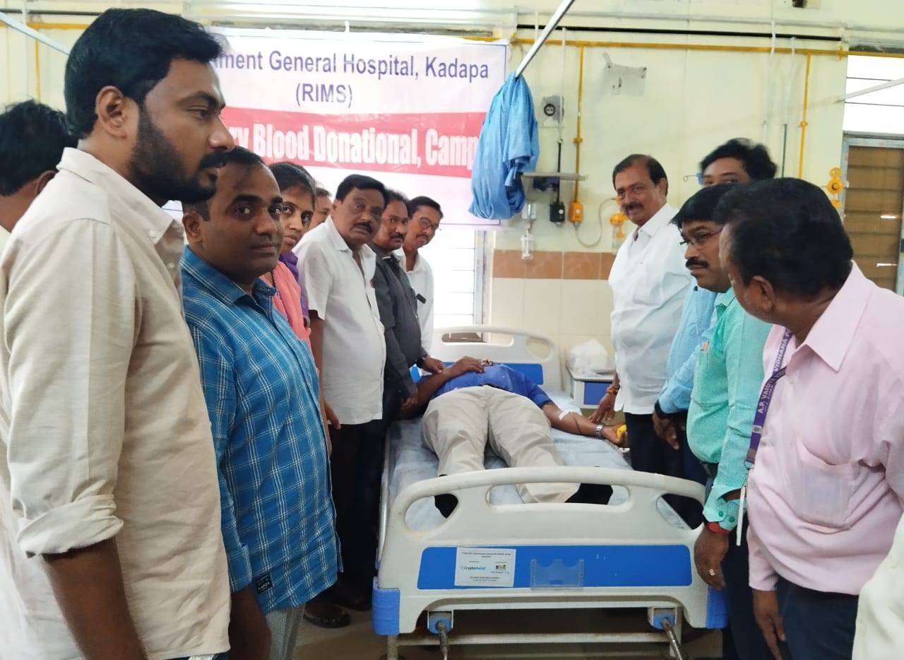 రక్తదాన శిబిరాన్ని ప్రారంభిస్తున్న మున్సిపల్‌ చైర్మన్‌ పోలా శ్రీనివాసులురెడ్డి
