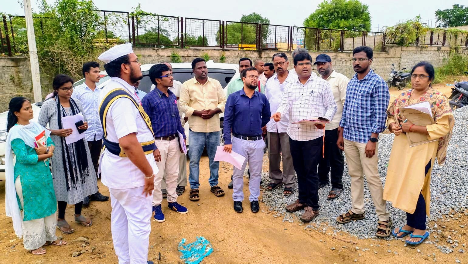 నిర్మాణాలను పరిశీలిస్తున్న జెసి ఫర్మాన్‌ అహ్మద్‌ఖాన్‌