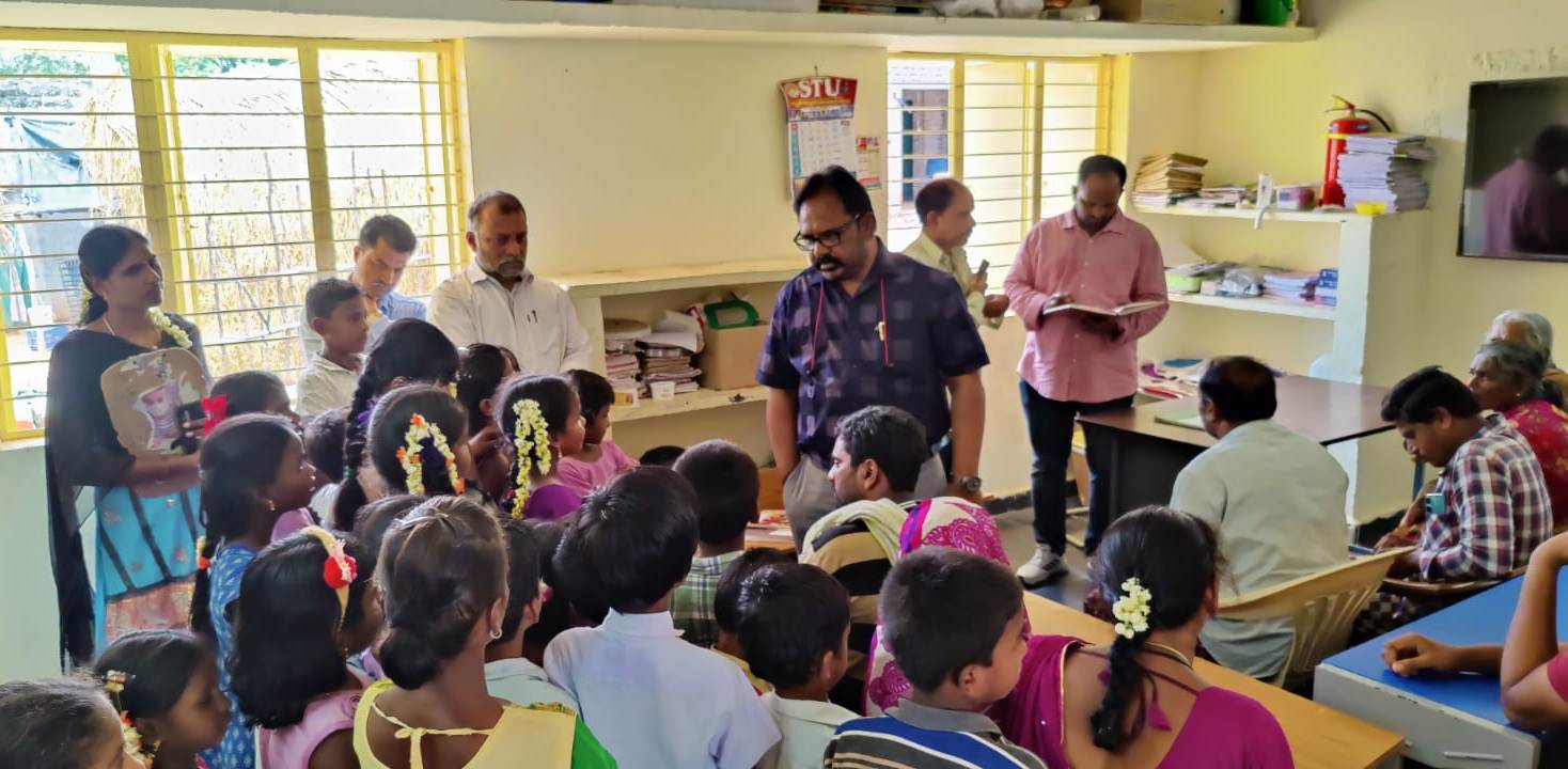 విద్యార్థుల తల్లిదండ్రులతో మాట్లాడుతున్న డిఇఒ