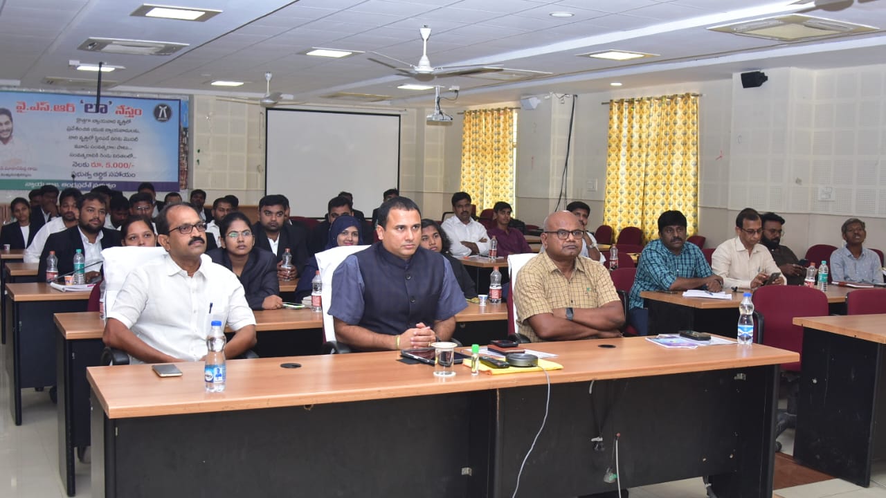 యువ లాయర్లకు ఆర్థిక చేయూత : కలెక్టర్‌