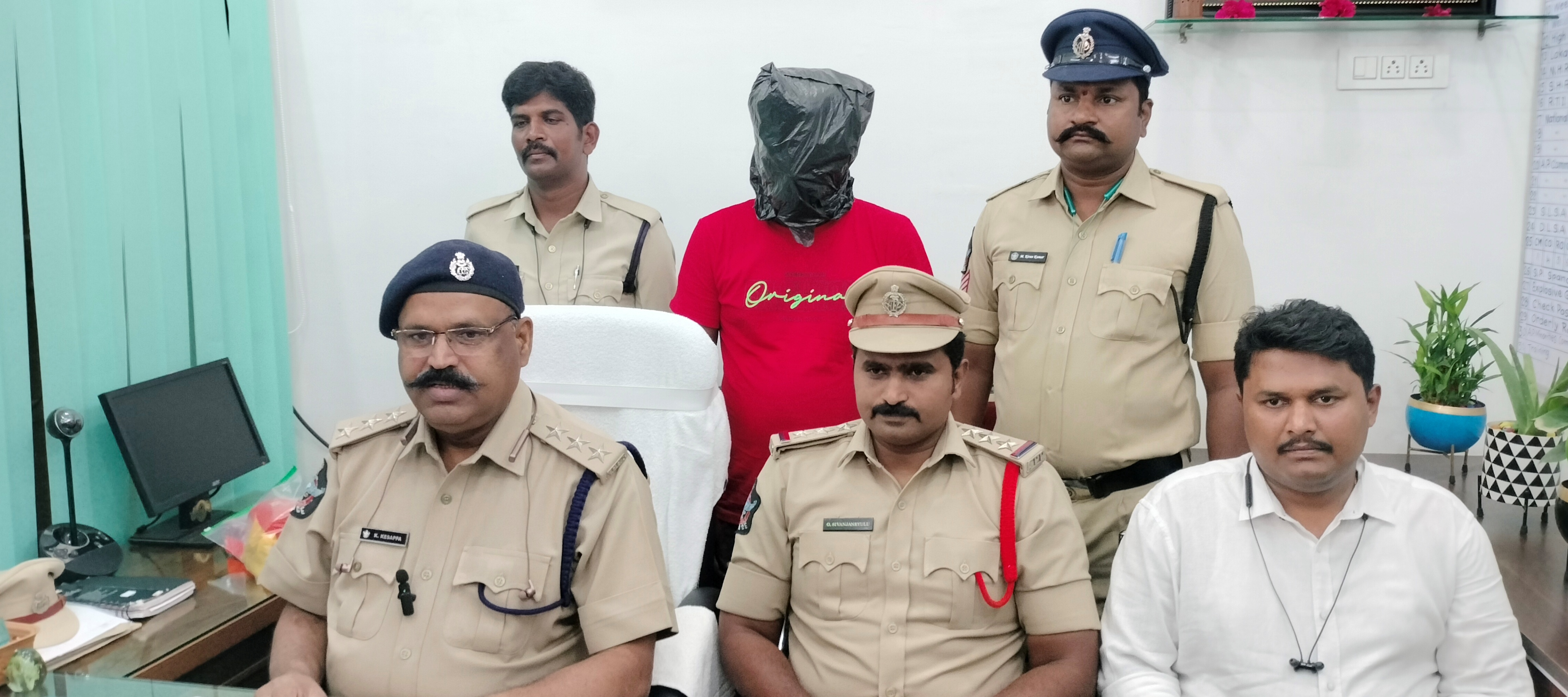 విలేకరుల సమావేశంలో మాట్లాడుతున్న డిఎస్‌పి కేశప్ప
