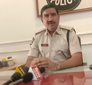 మాట్లాడుతున్న ఎస్‌పి గంగాధర్‌రావు