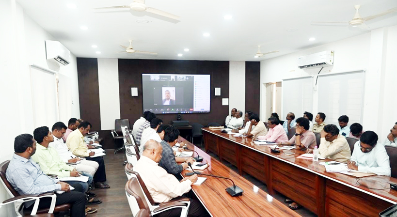 వీడియో కాన్ఫరెన్స్‌లో మాట్లాడుతున్న కలెక్టర్‌ గిరీష, పాల్గొన్న అధికారులు