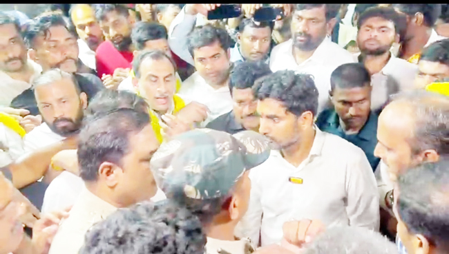 లోకేష్‌పై కోడిగుడ్డు దాడి