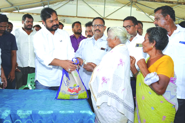 రైతులకు మంత్రి రాజా పరామర్శ