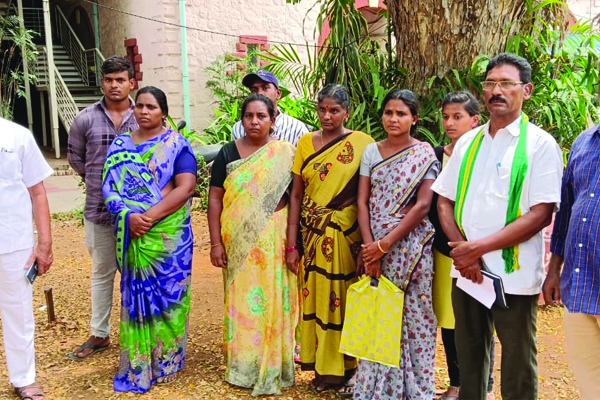 రైతుల కుటుంబాలకు పరిహారం ఇవ్వాలి