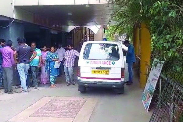 మహిళ మృతదేహంతో ఆసుపత్రి వద్ద ధర్నా