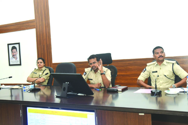 పెండింగ్‌ కేసుల దర్యాప్తుపై దృష్టి పెట్టాలి