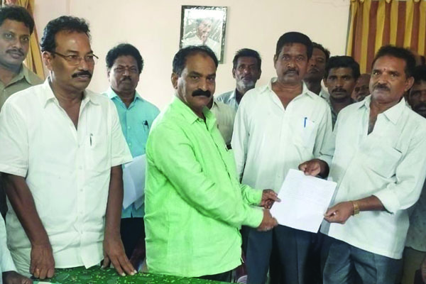 కాలువల్లో పూడికలు తీయాలని ధర్నా