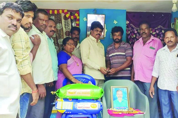 చినబాబుకు కుటుంబానికి సహాయం