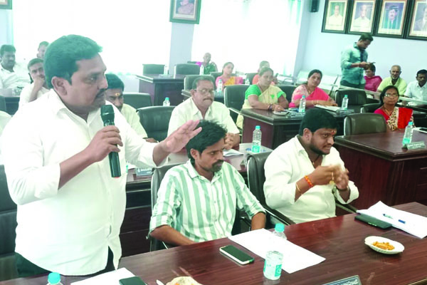 ప్రతిపక్ష ఫిర్యాదుపై అత్యుత్సాహం ఎందుకు