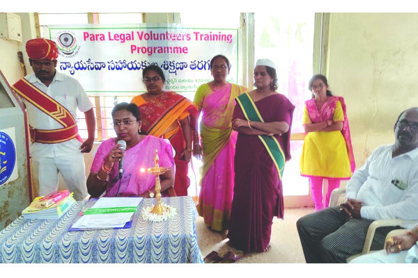 లీగల్‌ వాలంటీర్ల సేవలు వారధిగా ఉండాలి
