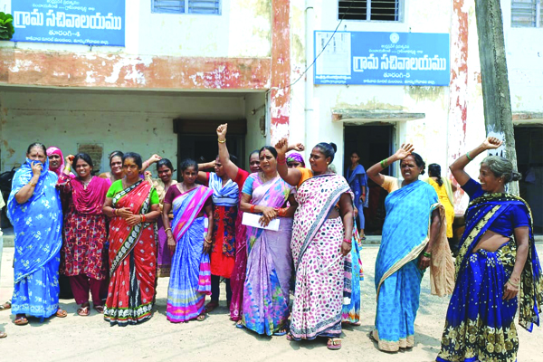 తాగునీటి కోసం మహిళల ధర్నా