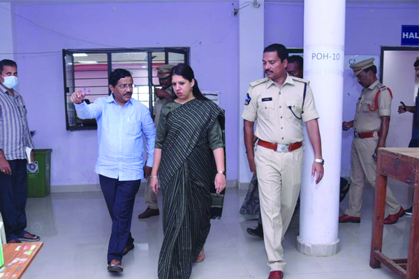 గ్రూప్‌-1 పరీక్షా కేంద్రంలో కలెక్టర్‌ తనిఖీ