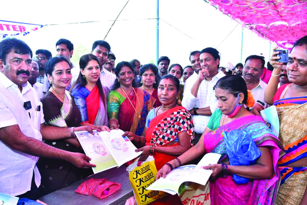 ఇళ్ల స్థలాలు, ఇళ్లతో మహిళలకు ధైర్యం