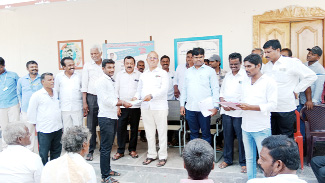 రైతులకు పట్టాలు పంపిణీ చేస్తున్న ఎమ్మెల్యే చింతల