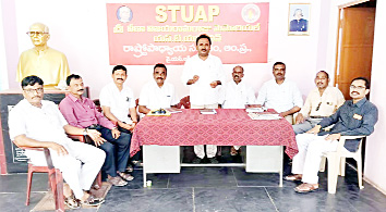 మాట్లాడుతున్న వ్యవసాయ కార్మిక సంఘం రాష్ట్ర అధ్యక్షులు దడాల సుబ్బారావు