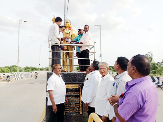 అంబేద్కర్‌ విగ్రహానికి వినతిపత్రం ఇస్తున్న ఉద్యోగులు