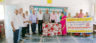 మాట్లాడుతున్న సీనియర్‌ సిటిజన్స్‌ వెల్ఫేర్‌ అసోసియేషన్‌ అధ్యక్షులు మునిగోపాలకృష్ణ