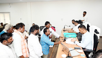 ప్రజల సమస్యలు తెలుసుకుంటున్న కలెక్టర్‌, జెసి